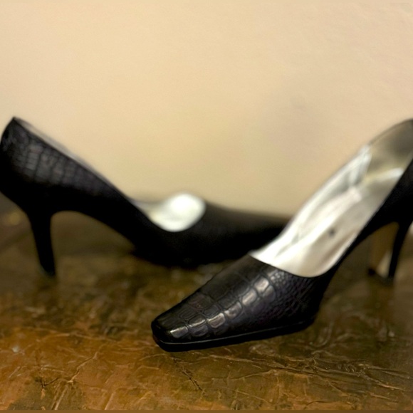 Black 3 inch dress shoe. - Picture 5 of 6